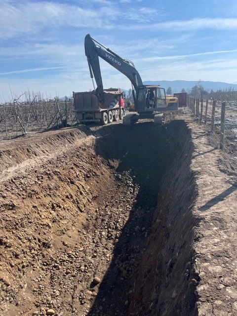 Excavadora abriendo zanja para obras de conducción de agua